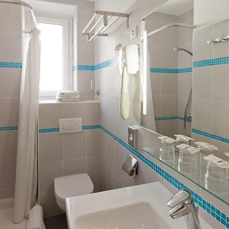 Le Etoile Hotel